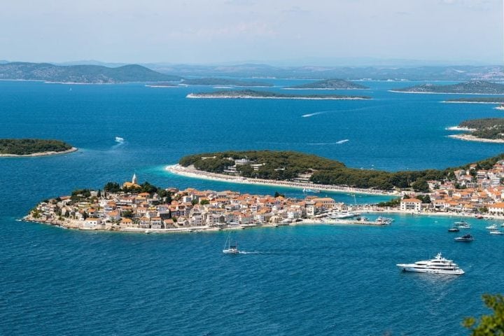 Com 4 milhões de habitantes, a Croácia é um dos países mais belos do mundo e, desde o início de 2023, com a adoção do euro (no lugar da antiga moeda kuna), tem investido ainda mais em turismo.  