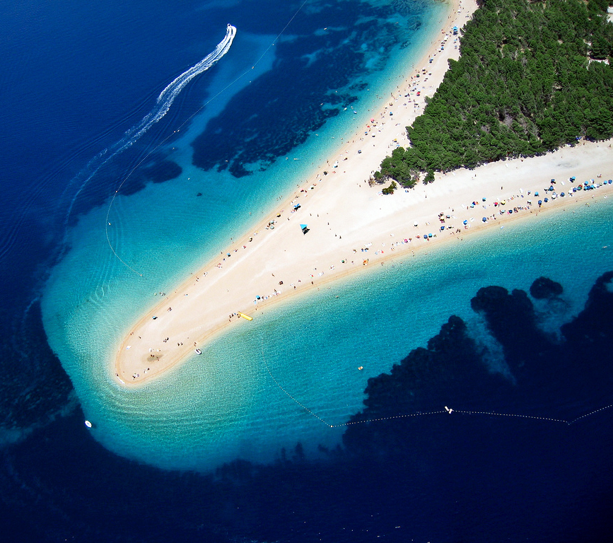 Ilha de Brac - Tem um formato impressionante, com praias de fartas areias onde os frequentadores adoram praticar esportes. Os ventos são favoráveis e o windsurfe é uma das principais atividades. 