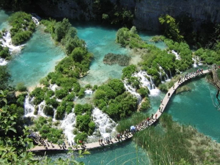Parque Nacional dos Lagos de Plitvi?e - Faz parte de uma reserva natural de 300 km² , com 16 lagos interligados por cachoeiras. Tudo muito bem preservado. 