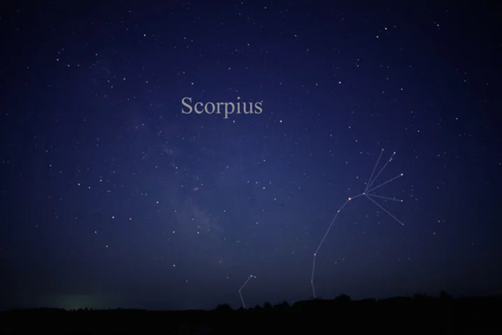 Escorpião (23/10 a 21/11) - Elemento água.  Outono no hemisfério norte e primavera no hemisfério sul. Características:  Intensidade, otimismo, questionamento, coragem, lealdade, teimosia. 