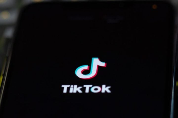 Nos Estados Unidos, o Supremo Tribunal realizou audiências sobre uma lei que prepara o banimento do TikTok devido à propriedade do aplicativo pela ByteDance, alegando risco à segurança nacional.-Solen Feyissa/Unsplash


