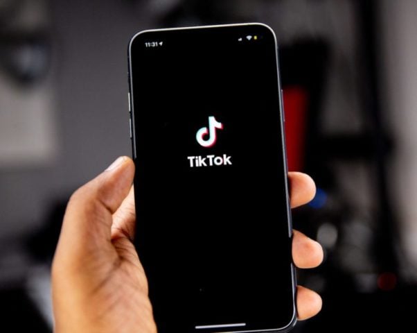 No fim da noite de sábado, pouco antes do prazo para o TikTok encontrar um comprador para sua operação nos EUA, o aplicativo passou a ficar inacessível no país.-Solen Feyissa Unsplash