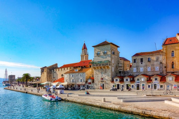 Trogir - Com mais de 4 mil anos de existÃªncia e habitada por povos oriundos de diversas etnias, Trogir proporciona um passeio pelo tempo. 