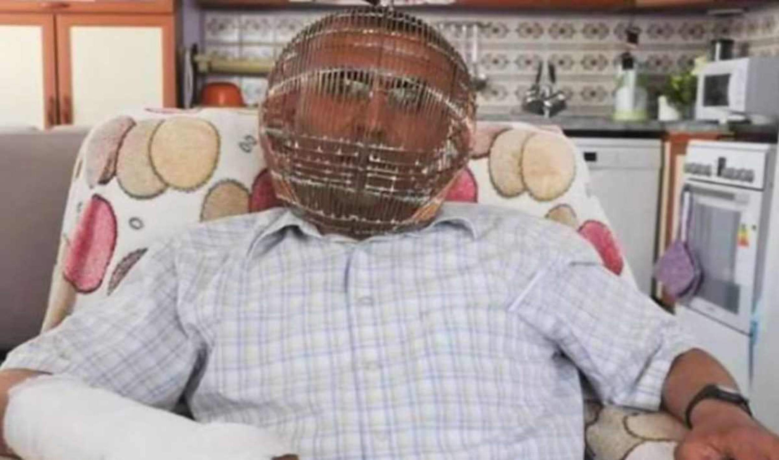 Turco usa gaiola na cabeça para parar de fumar