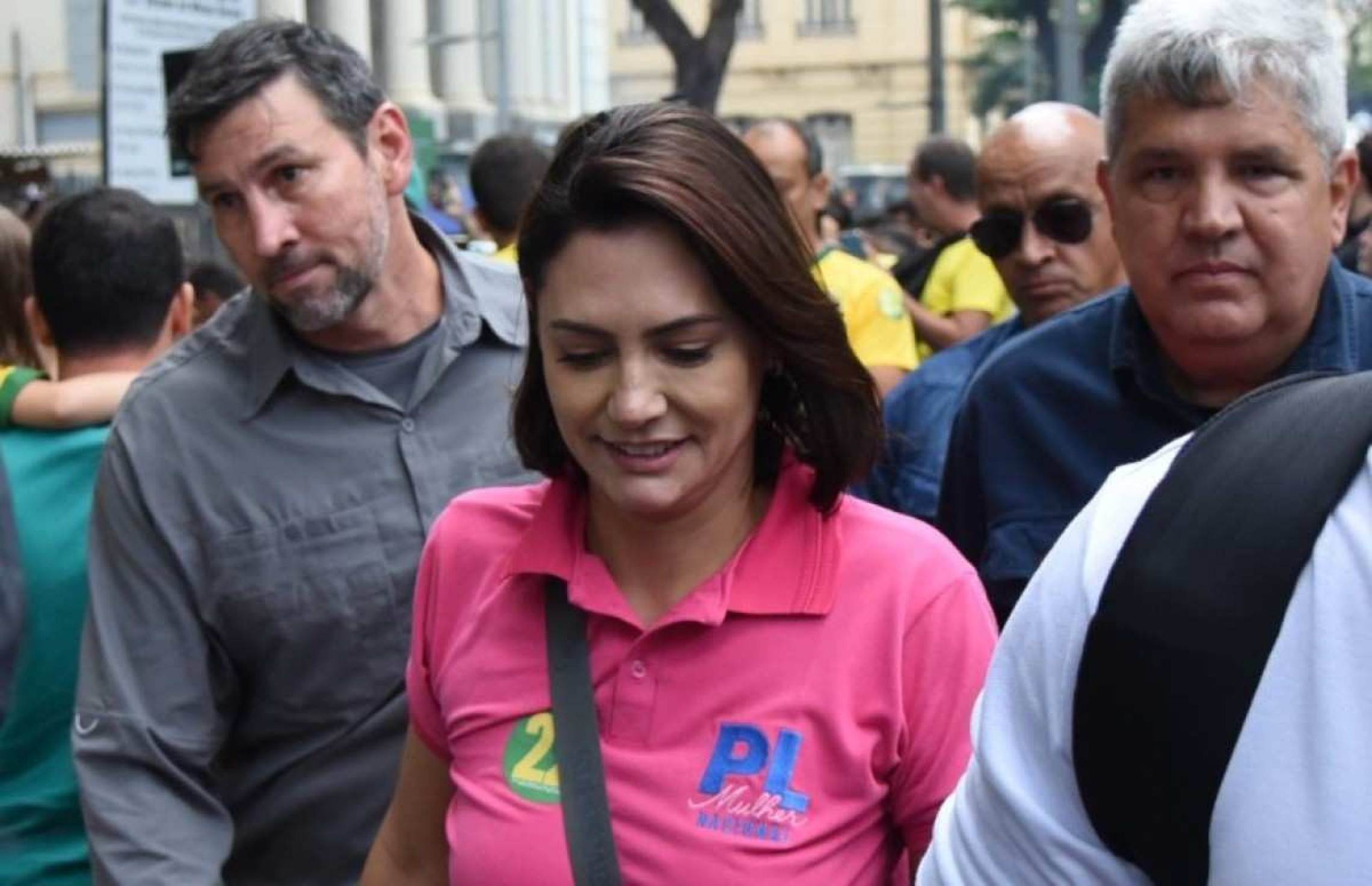 Michelle Bolsonaro volta a ironizar acusação de golpismo em delação de Cid