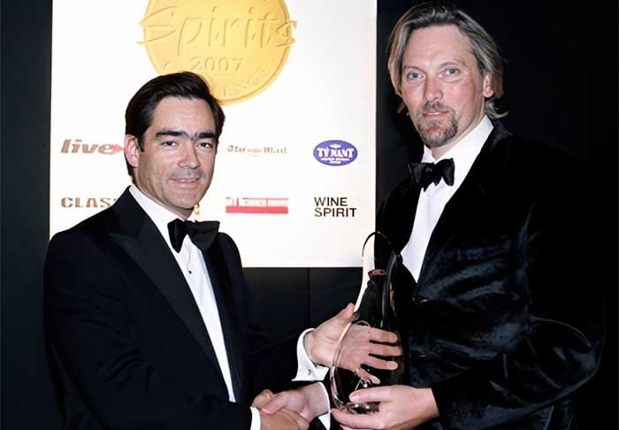 Inclusive, Andrew Reed (esquerda), diretor executivo de vinho e exposições da William Reed, que elabora o ranking, afirmou que, além de uma premiação, o intuito da lista é também ser um guia para os apreciadores do enoturismo (turismo focado nas experiências com o vinho) 