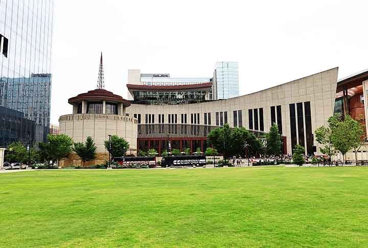 A cidade abriga o Grand Ole Opry e a Country Music Hall of Fame, sendo um dos maiores polos culturais da música country.