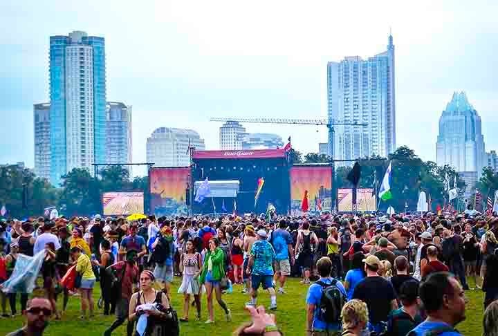 O famoso festival Austin City Limits e diversos bares honky-tonk mantêm viva a tradição country na cidade. Esses bares em estilo rústico tocam música  ao vivo, numa atmosfera descontraída e dançante.