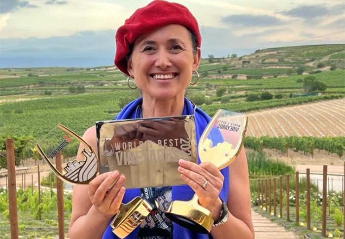 Por sinal, como foi fundada em 1902 pelo imigrante italiano Nicola Catena, Ã© a produtora familiar mais antiga na Argentina. Atualmente, a vinÃ­cola Ã© gerenciada por sua filha Laura e pelo seu neto Nicolas, um dos maiores produtores em atividade e que contribuiu para a vinificaÃ§Ã£o do paÃ­s chegar ao topo. 