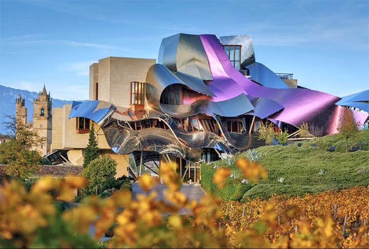 2ª – A Bodega de los Herederos del Marqués de Riscal está situada na província de la Rioja, no norte da Espanha. A premiação exaltou seus vinhos Tempranillos, brancos e rosés, concebidos para serem fáceis de beber. Atualmente, a produção é feita no Hotel Marqués de Riscal