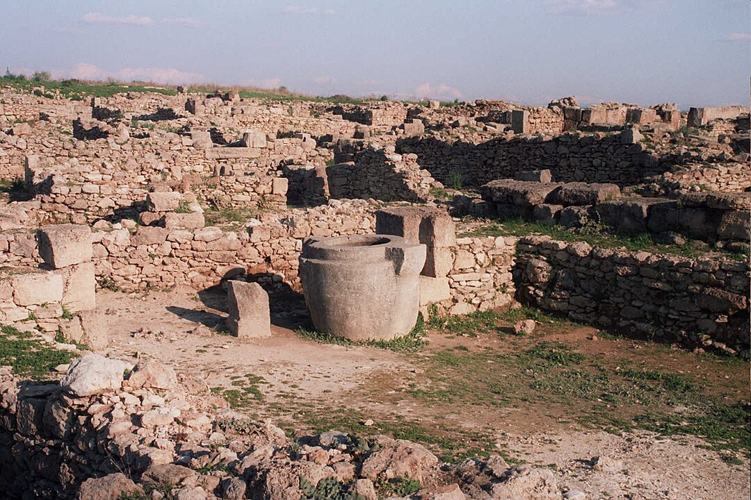 Ugarítico - Descoberto em tábuas do século XIV a.C. em Ugarit (atual Síria), o ugarítico foi decifrado na década de 1930. Sua escrita cuneiforme alfabética revelou textos mitológicos e religiosos semíticos-LorisRomito  wikimedia commons