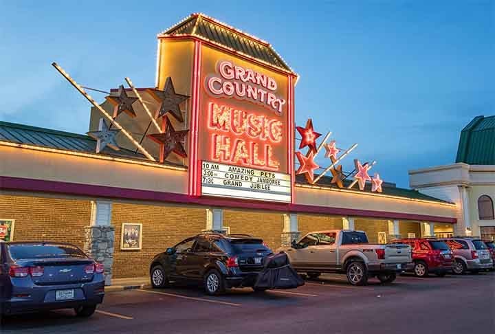 Os famosos teatros da cidade, como o Grand Country Music Hall, que tem capacidade para 475 pessoas na plateia e atrai fãs da música country de todo o mundo.