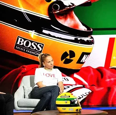 Galisteu compartilhou um vídeo no dia 2 de dezembro para comentar o que foi visto como tentativa de apagar sua história de amor com Senna. 
