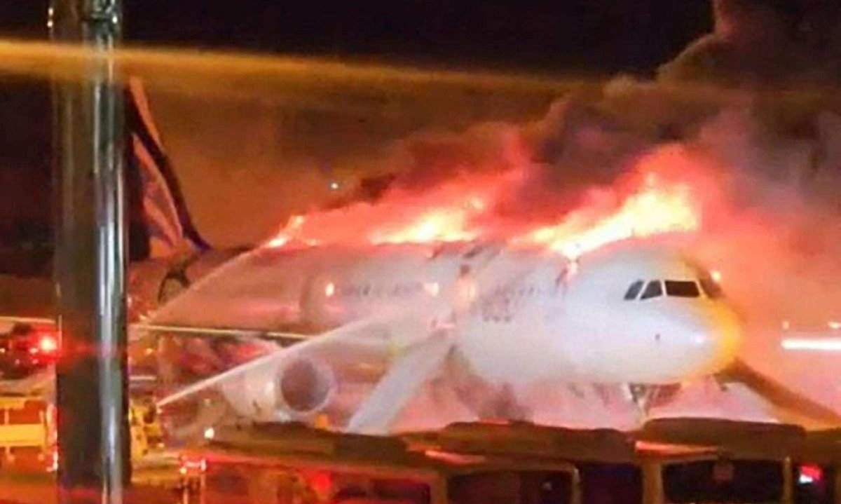  Bombeiros trabalham para apagar incêndio em avião de passageiros da Air Busan no Aeroporto Internacional de Gimhae, na Coreia do Sul -  (crédito: YONHAP / AFP)