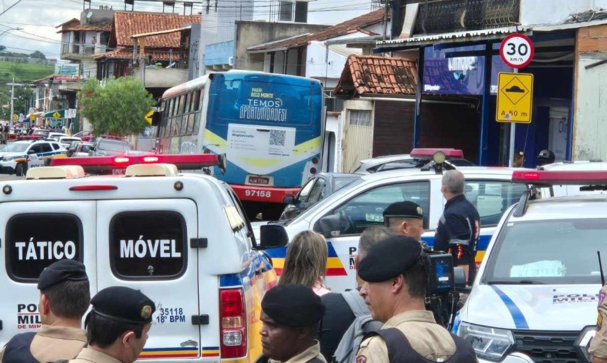 Sequestro de &ocirc;nibus fechou a Rua Quintino Bocai&uacute;va, em Contagem, e mobilizou dezenas de policiais -  (crédito: Jair Amaral/DA Press)