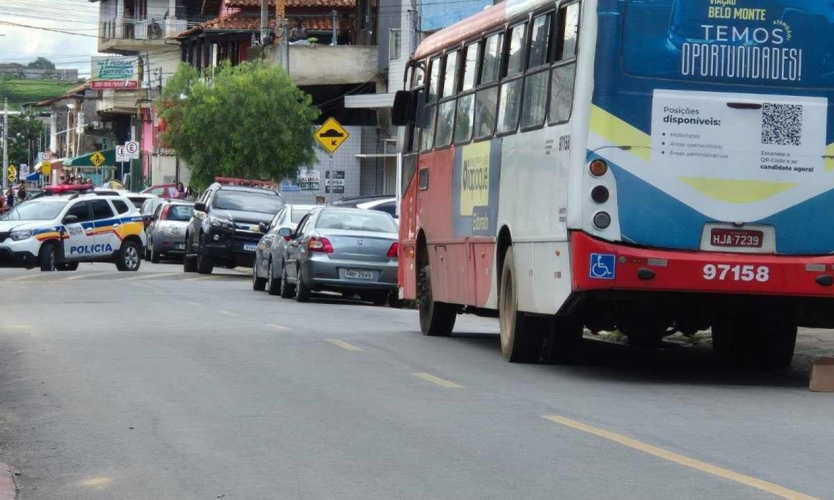 Homem sequestra ônibus em Contagem, na Grande BH -  (crédito: Jair Amaral/Em/D.A Press)