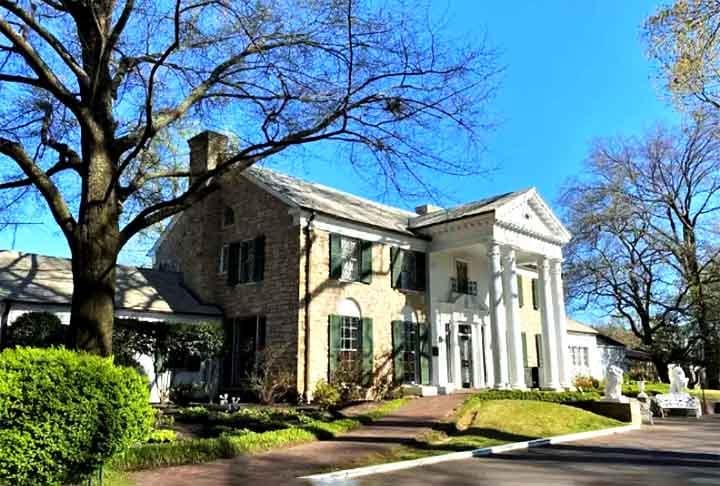 Artistas como Johnny Cash começaram suas carreiras aqui, unindo blues e country. Além disso, a cidade também atrai fãs do rock porque Elvis Presley viveu ali, gravou sucessos no Sun Studio e teve a famosa mansão, Graceland, na cidade.