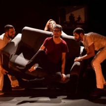 "Fred e Laura" entra em cartaz hoje (28/1), no Teatro João Ceschiatti, dentro da agenda da Campanha de Popularização Quatro atores estão em um sófá na cena da peça Fred e Laura
