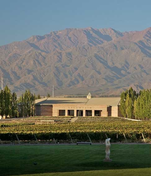 Ainda há a pousada a pousada Salentein que proporciona uma experiência com restaurante de primeira linha, onde os chefs oferecem especialidades da região argentina, junto com as especialidades da vinícolas: vinhos Merlot e Pinot Noir