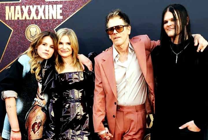 Sosie Bacon, nascida em Los Angeles, no dia 15 de março de 1992, é uma atriz norte-americana, Seu primeiro papel foi interpretar Emily, de 10 anos, no filme 