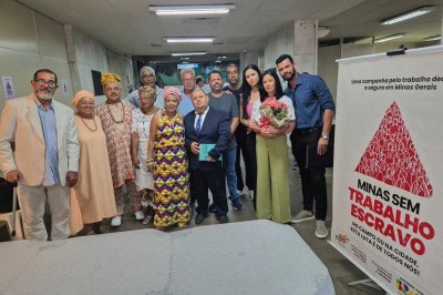 Familiares, autoridades e representantes de diversas entidades participaram de um ato público em memória das vítimas  -  (crédito:  Jair Amaral/EM/D.A. Press)