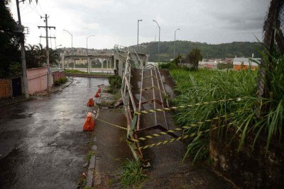 Passarela desabou parcialmente após ser atingida por caminhão -  (crédito: Túlio Santos/EM/D.A.Press)