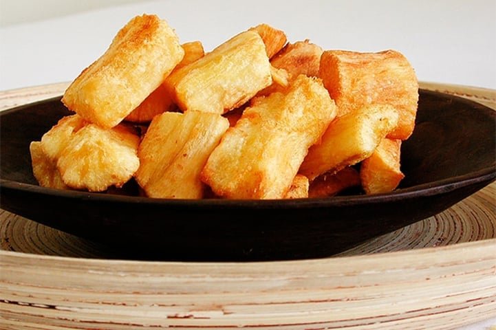 Embora seja um alimento incrivelmente nutritivo, é importante destacar que a mandioca deve ser consumida com cuidado no preparo. A mandioca crua contém glicosídeos cianogênicos, compostos que podem liberar cianeto e serem tóxicos quando não são devidamente removidos durante o cozimento ou processamento.