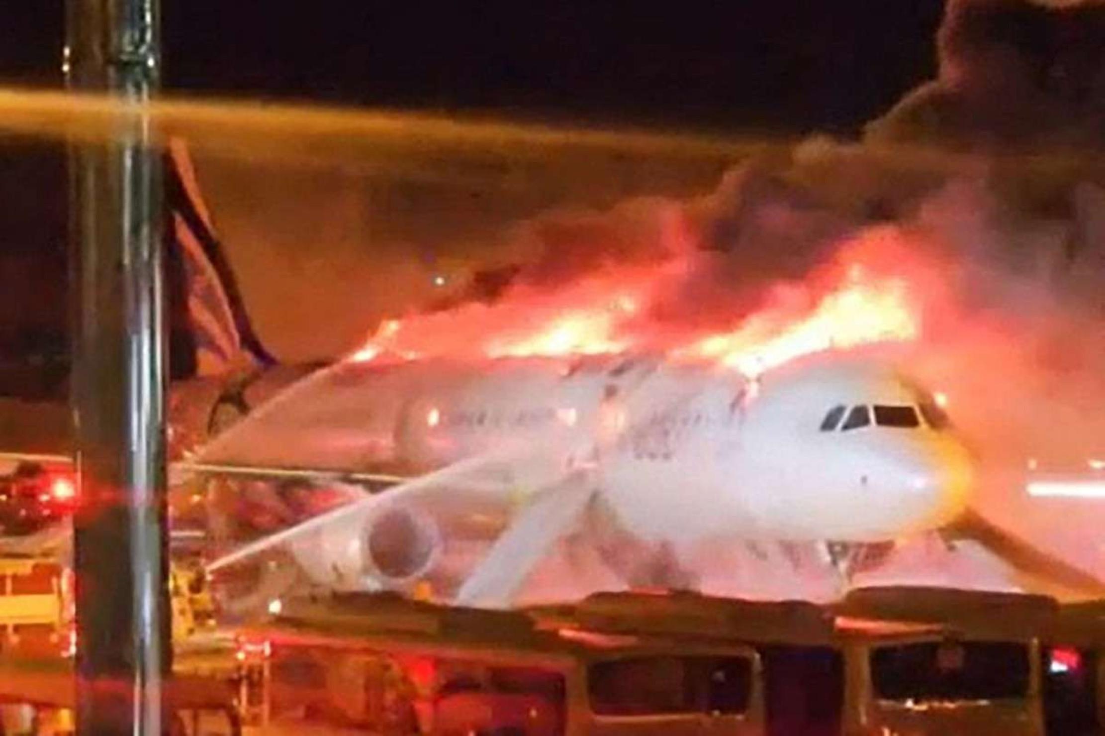 Avião com quase 180 pessoas a bordo pega fogo em aeroporto