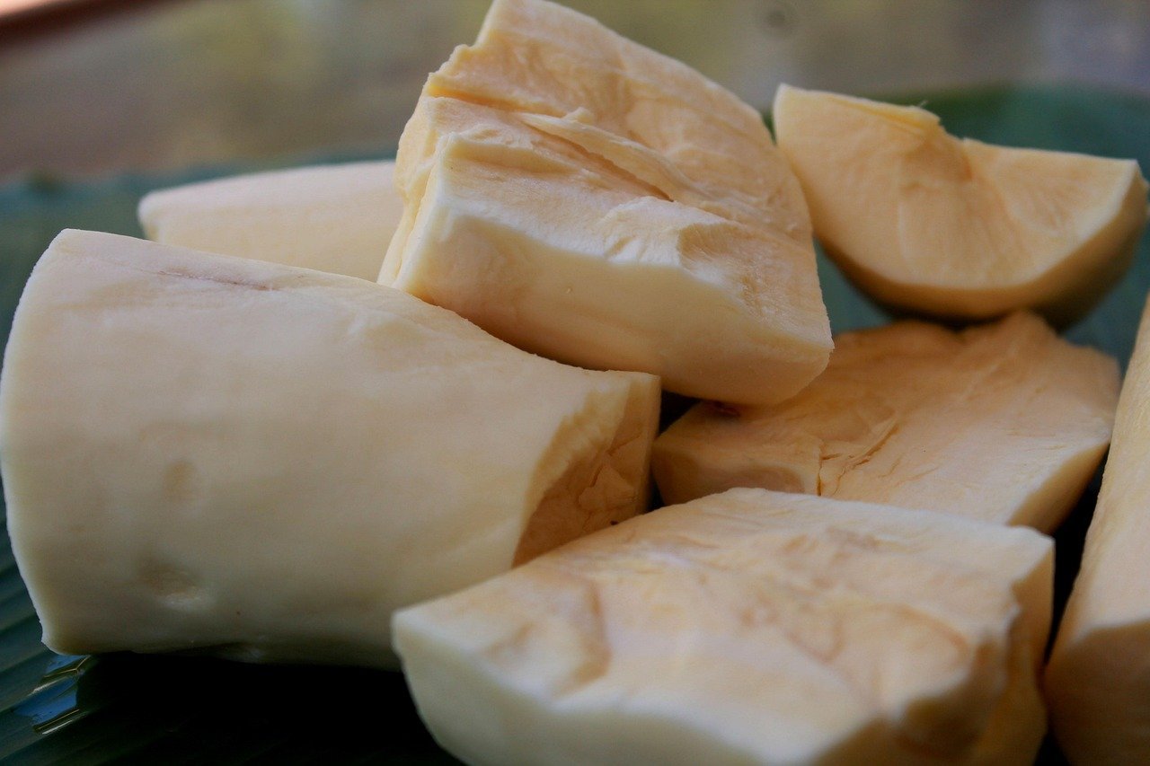 Também oferece folato, importante para a produção de células e tecidos, e vitaminas do complexo B, que desempenham papéis essenciais no metabolismo celular e na saúde do sistema nervoso.