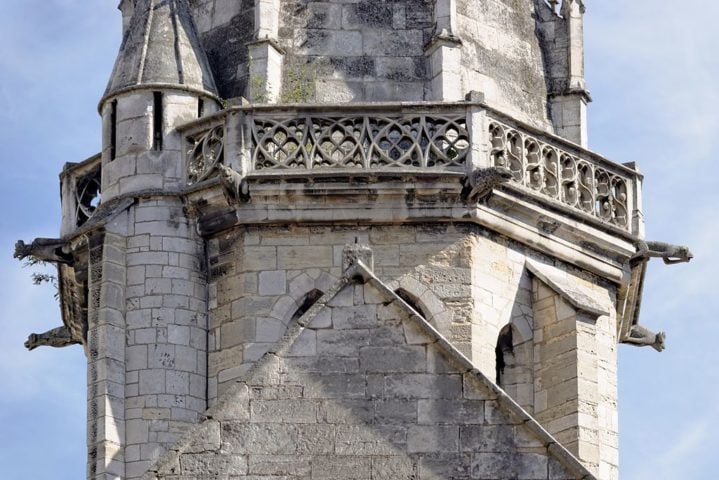 Construída no século 12, a igreja possui uma rica história. Em 1923, por exemplo, foram encontrados vestígios de uma outra igreja ainda mais antiga.