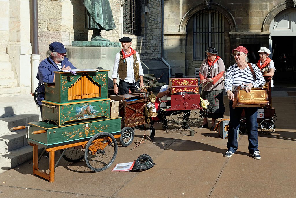Culturalmente, Dijon oferece uma farta programaÃ§Ã£o com teatros, festivais e eventos, como o Festival Internacional de Cinema de Cortometragem e o Festival de MÃºsica Antiga.