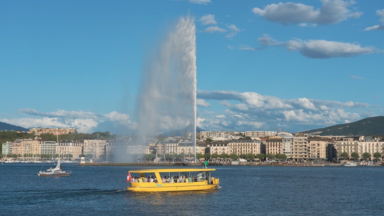 O Jet d'eau não funciona automaticamente. Todas as manhãs, ele é ligado por um trabalhador pensionado da SIG, através de um botão. Com uma mão no interruptor e de olho na previsão do tempo, o profissional supervisiona o ponto turístico até que seja desligado à noite.