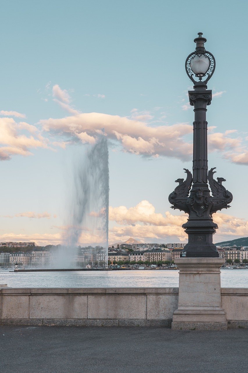 Apenas em dois casos, as bombas são desligadas. Em caso de vento forte, o Jet d’eau é paralisado assim que as primeiras gotas atinjam os barcos ou os cais. Além de quando as temperaturas chegam perto de 0 °C, para que os cais não fiquem molhados ou se transforme em uma pista de gelo.