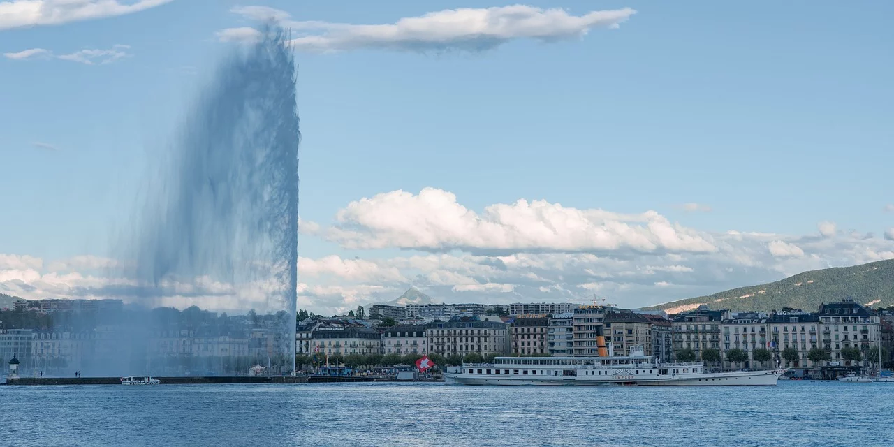 Uma curiosidade é que o Jet d'eau foi construído por razões técnicas, de acordo com Hervé Guinand, da empresa de serviços públicos de Genebra SIG. Em 1886, Genebra cresceu consideravelmente, passando de 64.000 para 100.000 habitantes. 