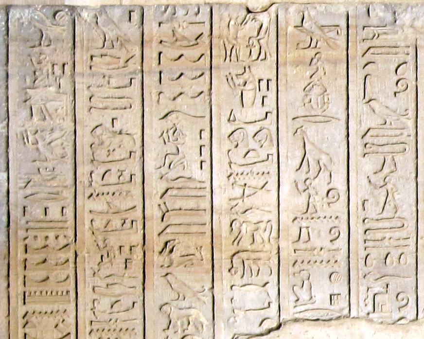 Esses sistemas estavam repletos de significados que ficaram ocultos com o passar do tempo. Para compreendê-los, foram necessárias décadas de estudos e ferramentas específicas.
- Kom_Ombo_Portal wikimedia commons