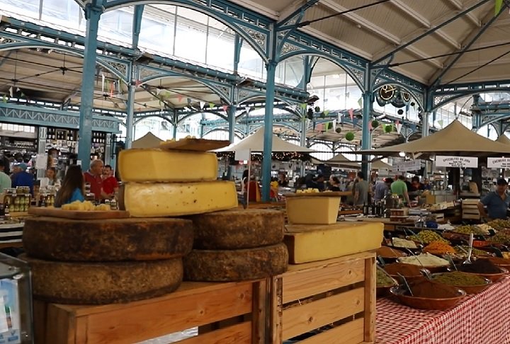 Outro destaque é o Mercado de Dijon, projetado por Gustave Eiffel, que oferece uma experiência autêntica da culinária local, com queijos, carnes, vinhos e outras iguarias. 