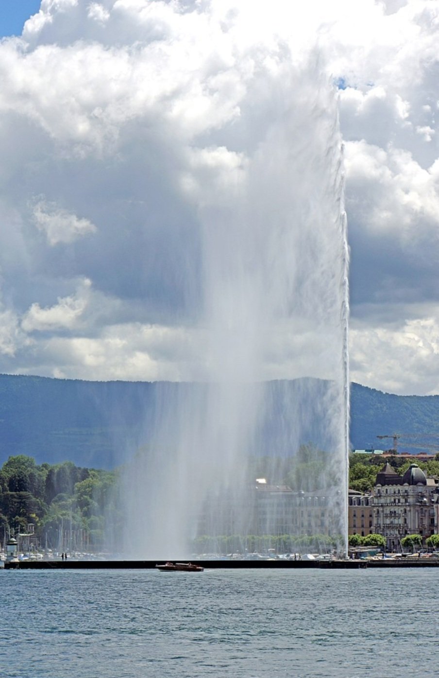 A fonte deixou de ser necessária como válvula de descompressão, porém os transeuntes apreciavam o jato de água. Genebra, então, decidiu torná-la uma atração turística. O segundo Jet d’eau foi colocado, então, num local mais proeminente no Jetée des Eaux-Vives.