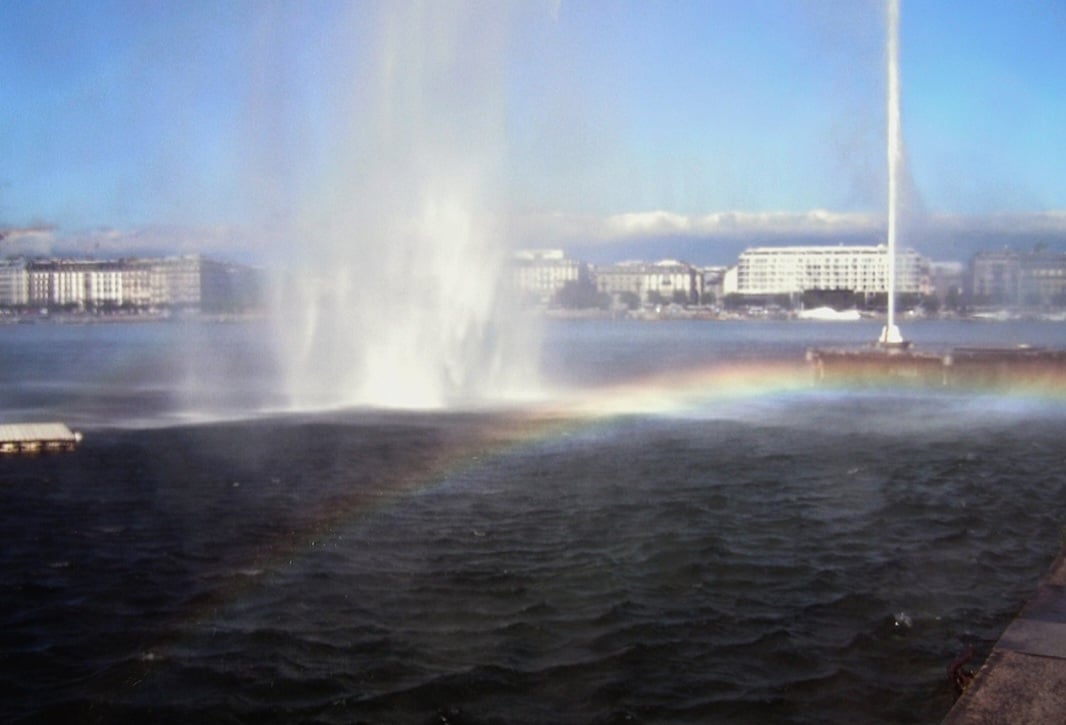 As duas bombas da empresa suíça Sulzer, denominadas de Jura e Saléve, lançam 7 toneladas de água para o alto. Além disso, o Jet d’eau tem um bocal que permite um jato de água com um diâmetro de 16 cm na base.
