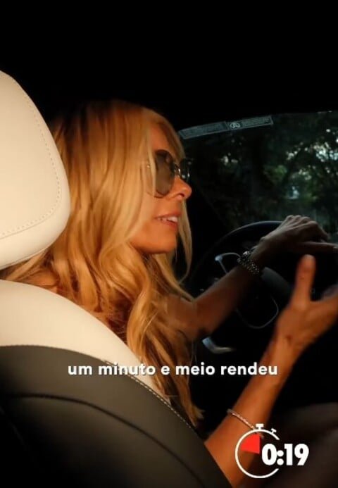 â??TÃ¡ com tempo? Porque eu sÃ³ tenho um minuto e meioâ?, diz Galisteu na campanha, antes de elencar as qualidades e vantagens do carro da Fiat. Durante a peÃ§a, um cronÃŽmetro registra o tempo no canto da tela.
