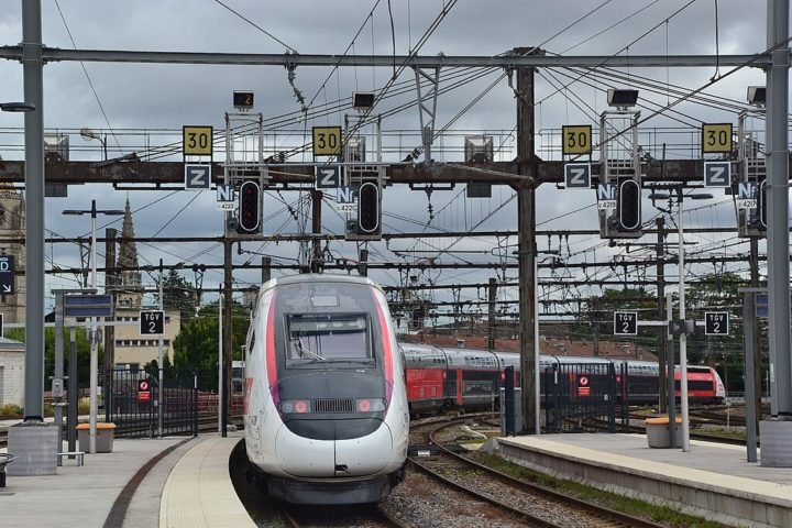 Em termos de mobilidade, Dijon está bem conectada com outras cidades francesas e europeias, graças à sua localização estratégica e à linha de trens de alta velocidade (TGV). 