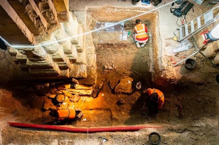 Essa instalaÃ§Ã£o agravou problemas estruturais decorrentes do uso da igreja para armazenar sal nos sÃ©culos 18 e 19. O condimento impregnado no solo subiu aos pilares, rachando as fundaÃ§Ãµes.