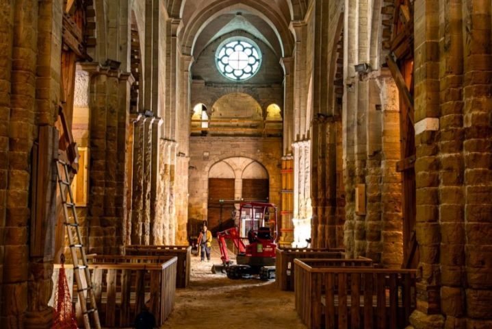 A restauração na igreja começou devido a danos causados por uma laje de aquecimento instalada na década de 1970.