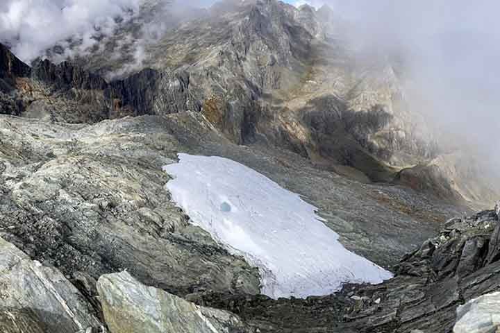 As mudanças climáticas afetaram diretamente a última geleira da Venezuela. Um único pequeno pedaço de gelo restou na rocha. São os últimos vestígios da geleira La Corona, localizada no Pico Humboldt.-Reprodução X @RFI_Br