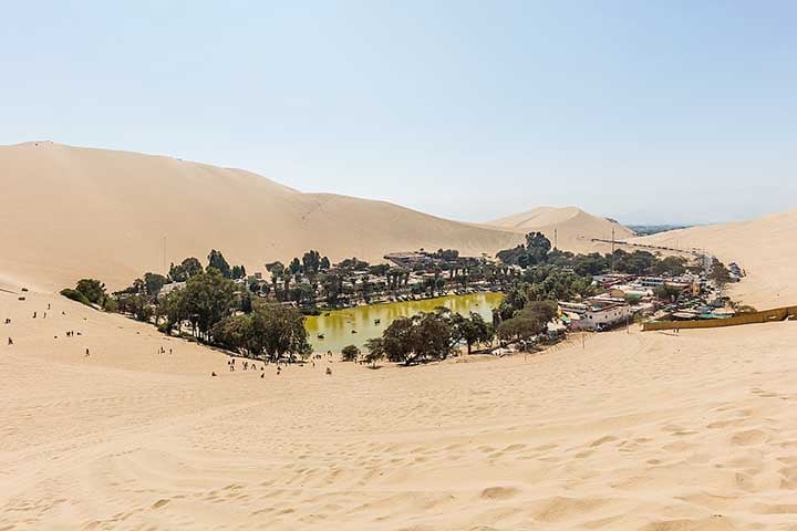 OÃ¡sis de Huacachina, Peru: Situada na provÃ­ncia de Ica, uma charmosa vila se desenvolve ao redor da lagoa do oÃ¡sis Huacachina, em meio a imponentes dunas e palmeiras.