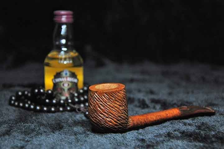 Os principais produtores de cachimbos incluem países europeus como Itália, Dinamarca e França, conhecidos pela fabricação artesanal e de luxo. 