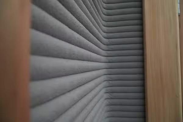 A casa impressa em 3D tem área de 57m² com sala, cozinha, banheiro e dois quartos - ou um quarto e um escritório. 
