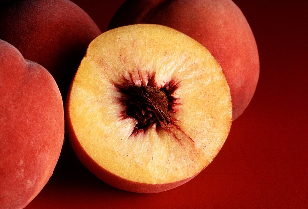 Pêssego: Poucas calorias, muitas fibras, vitaminas A e C e potássio, ajudando na saciedade, saúde da pele e na função muscular.

 