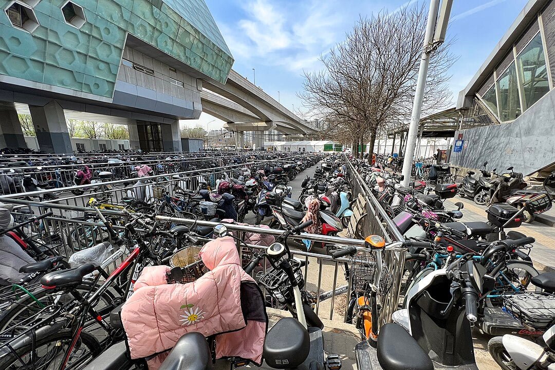 Já em ciclovias, ciclofaixas e ciclorrotas, elas devem respeitar a velocidade estabelecida para o local. 

