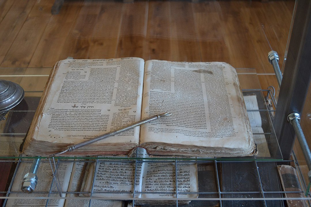 Essa alta circulaÃ§Ã£o ocorre devido a organizaÃ§Ãµes religiosas, editoras e doaÃ§Ãµes missionÃ¡rias. Ela continua sendo o livro mais impresso da histÃ³ria.