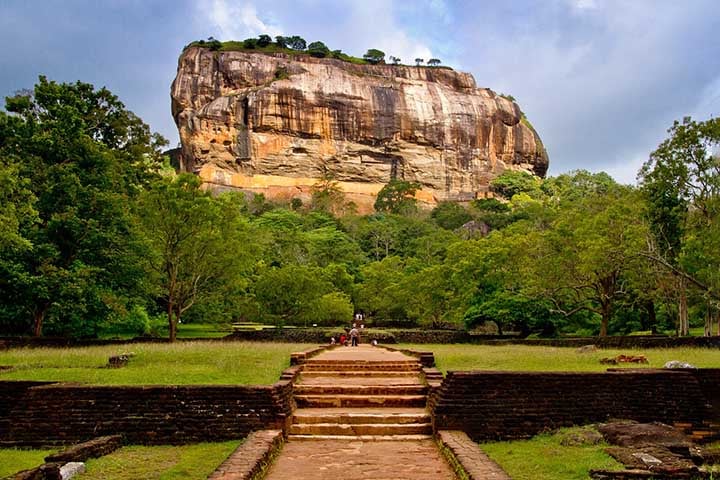 Apesar de o complexo ter abrigado jardins e lagos, ainda restam partes preservadas da fortaleza de Sigiriya.